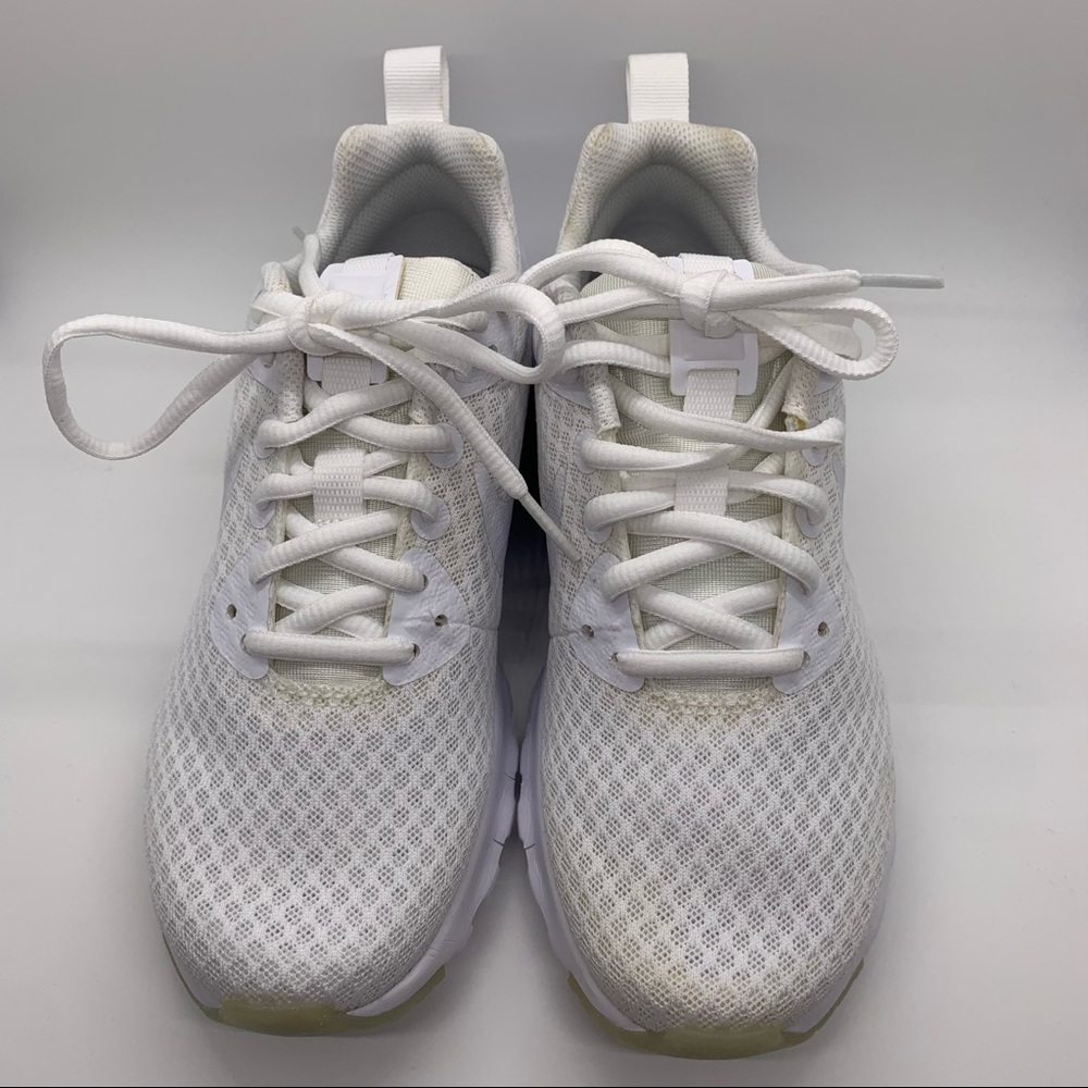 Woman Nike Air Max Motion LW- NIB